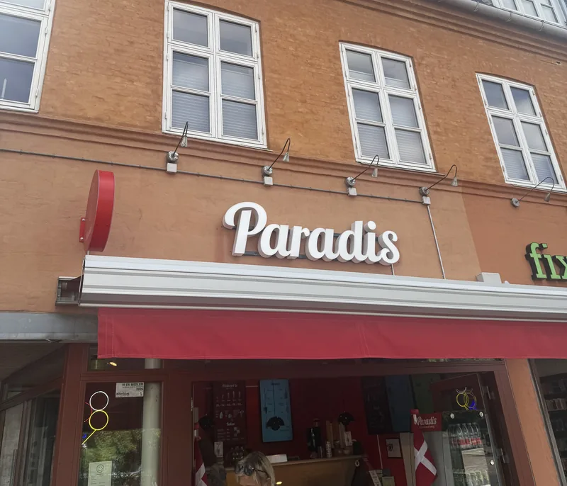 Paradis Is isbutik i Hillerød med nyt logo på facaden