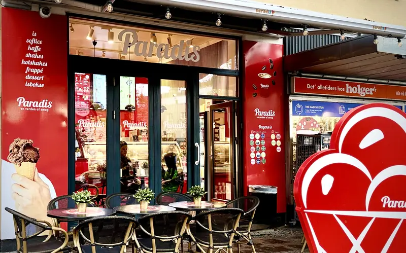 Paradis Is isbutik i Lyngby med nyt logo på facaden
