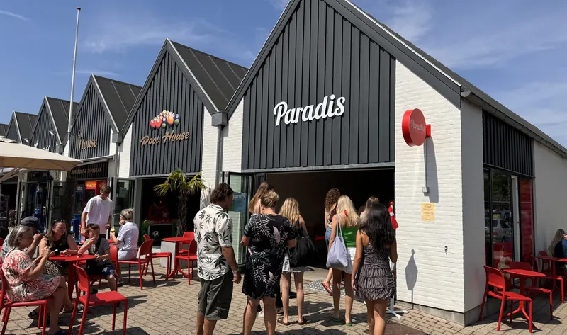 Paradis Is isbutik i Marielyst med nyt logo på facaden