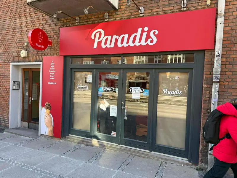 Paradis Is isbutik i Valby med nyt logo på facaden
