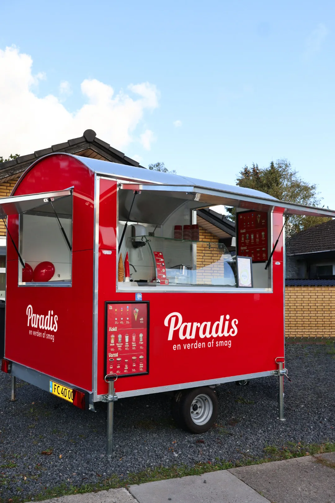 Paradis’ store røde isvogn med menutavle og isdisk